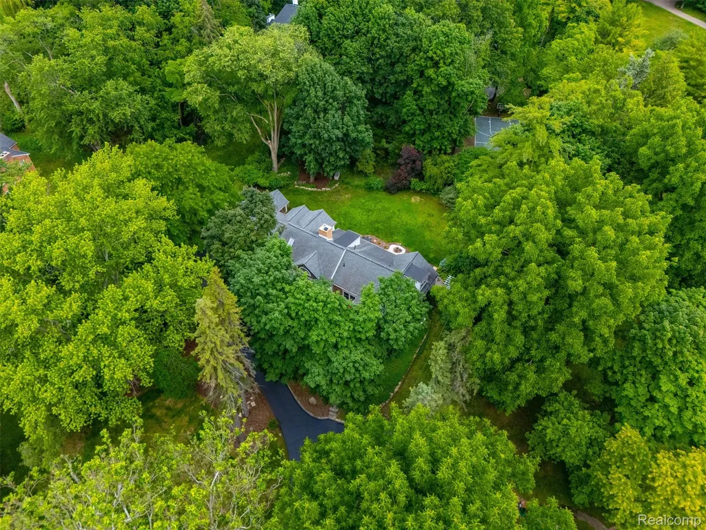 27310 Crestwood Drive Franklin Village MI 48025