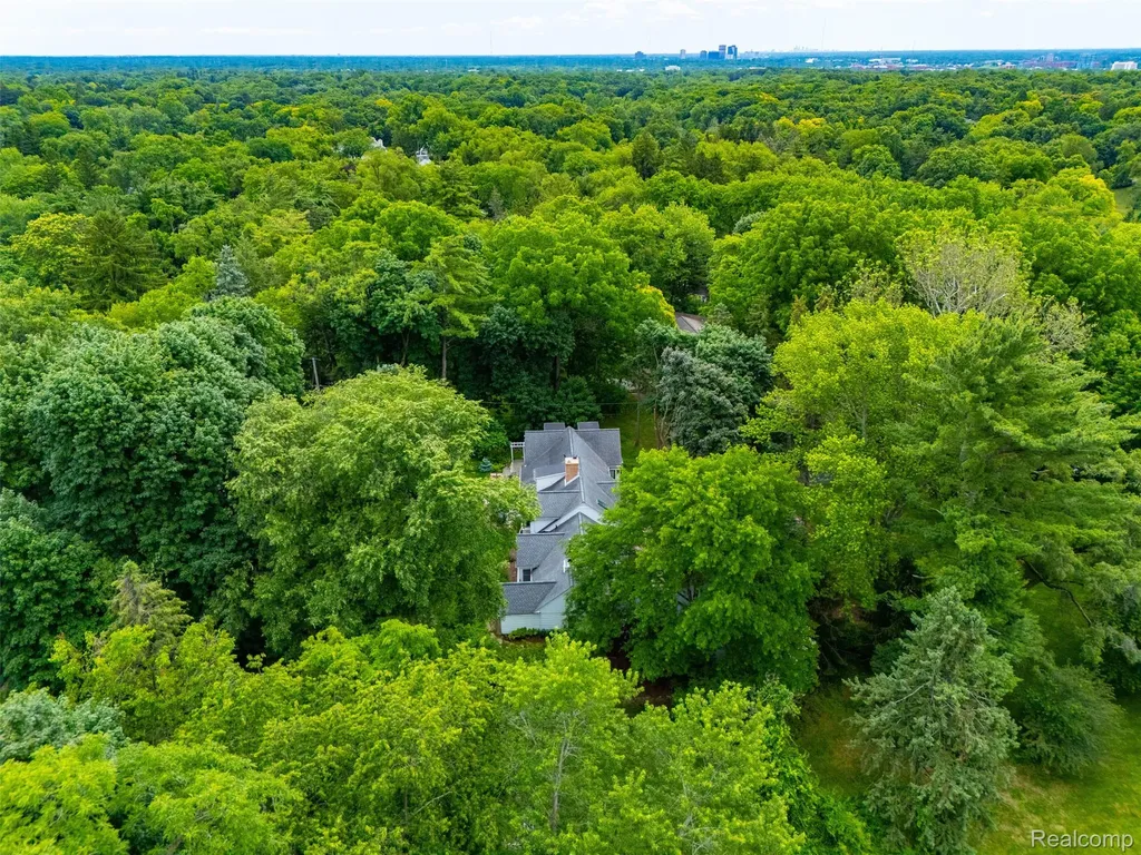 27310 Crestwood Drive Franklin Village MI 48025