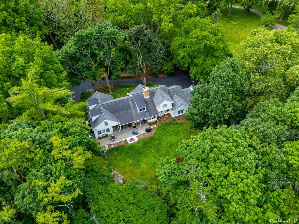 27310 Crestwood Drive Franklin Village MI 48025
