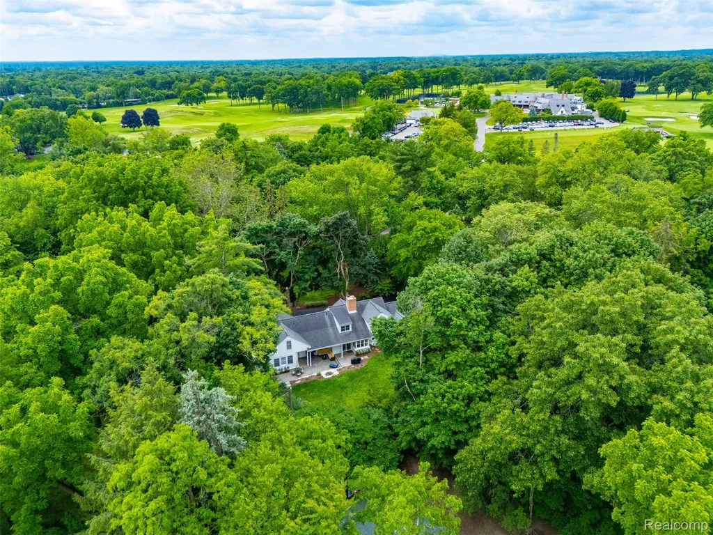 27310 Crestwood Drive Franklin Village MI 48025