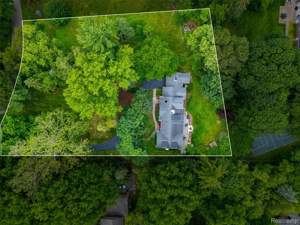 27310 Crestwood Drive Franklin Village MI 48025