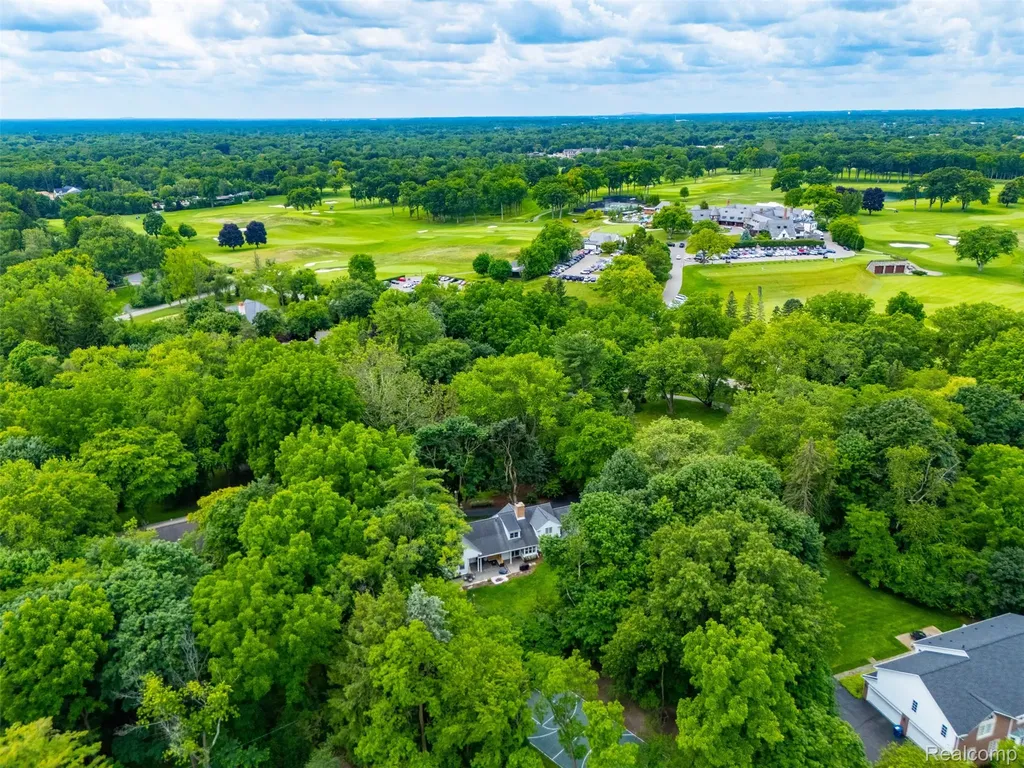 27310 Crestwood Drive Franklin Village MI 48025