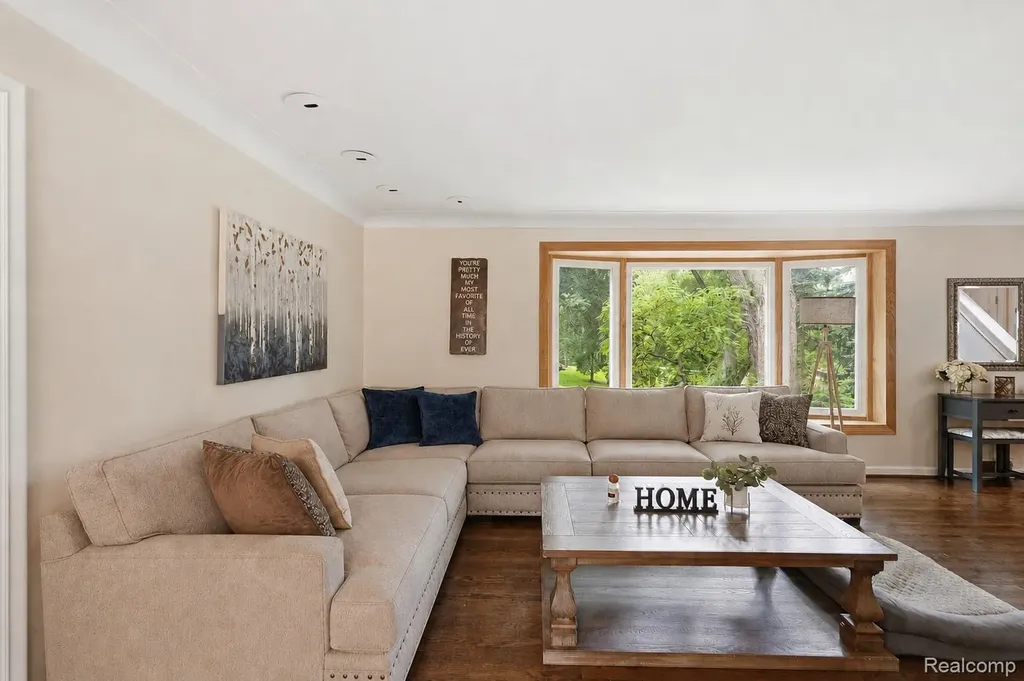 27310 Crestwood Drive Franklin Village MI 48025