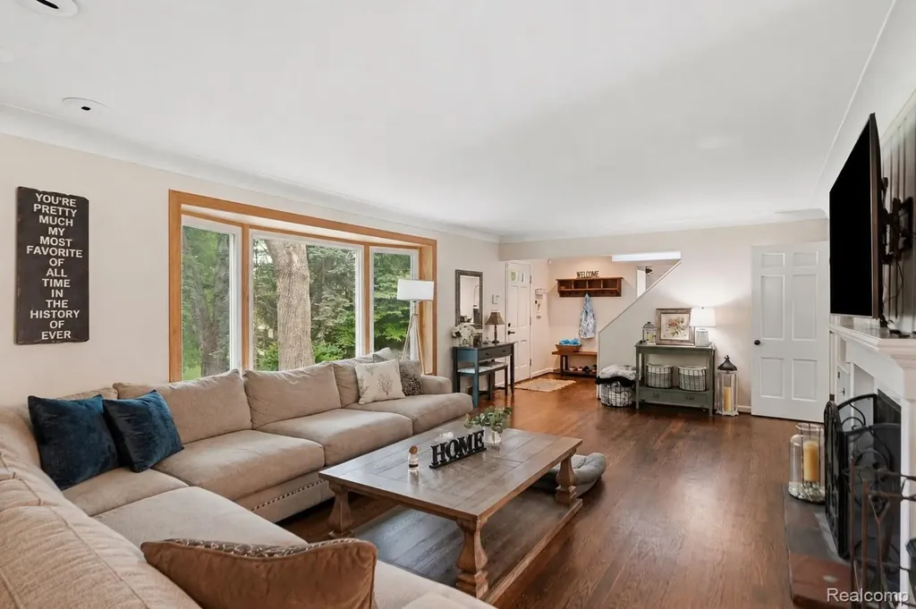 27310 Crestwood Drive Franklin Village MI 48025