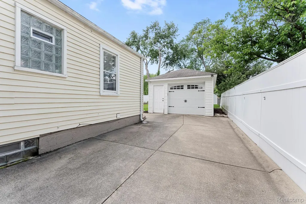 2841 Royal Avenue Berkley City MI 48072
