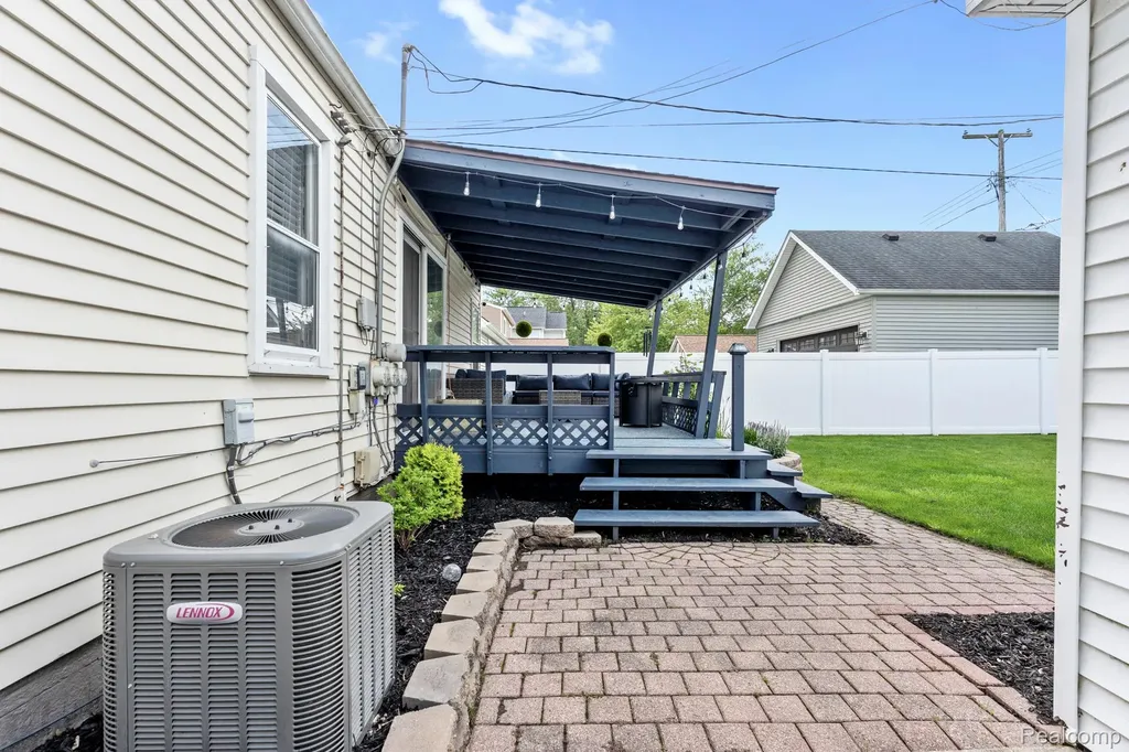 2841 Royal Avenue Berkley City MI 48072