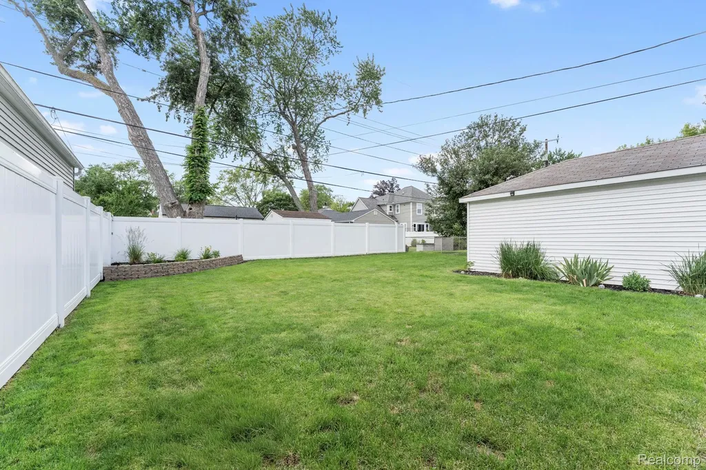 2841 Royal Avenue Berkley City MI 48072