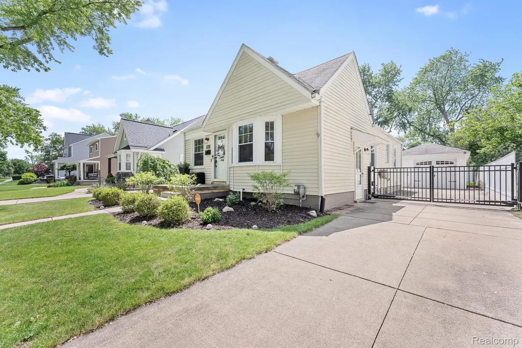 2841 Royal Avenue Berkley City MI 48072
