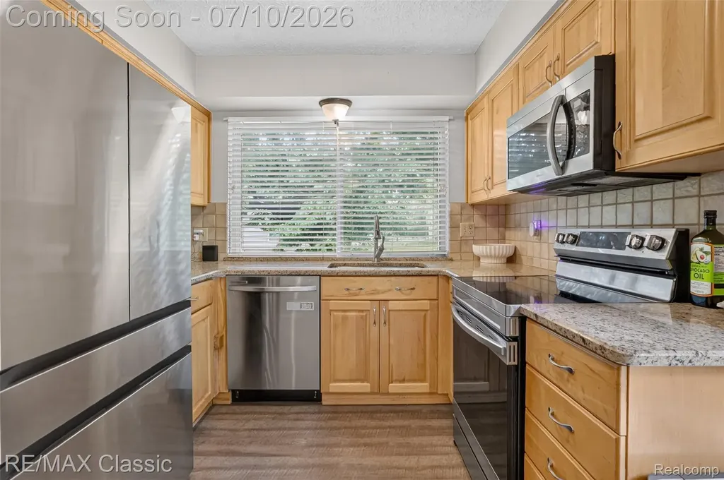 748 Randall Drive Troy City MI 48085