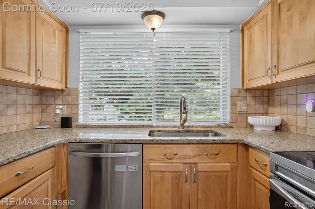 748 Randall Drive Troy City MI 48085