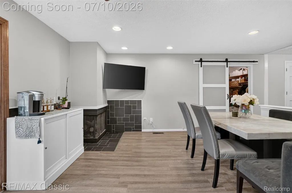 748 Randall Drive Troy City MI 48085