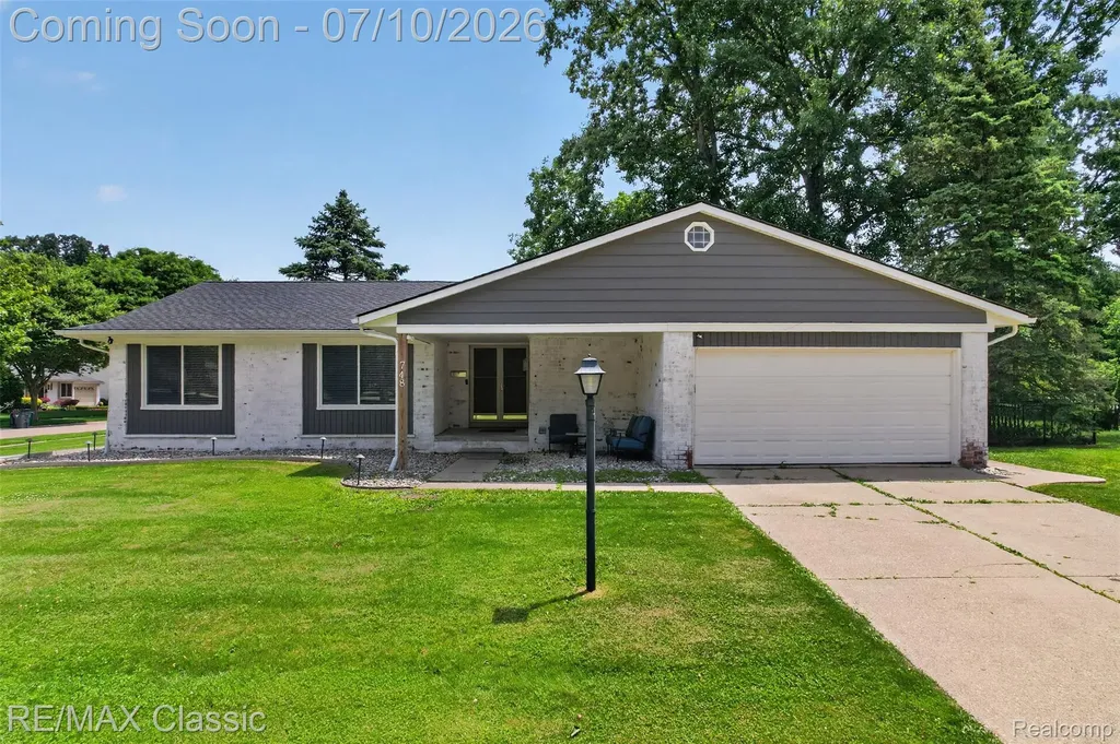 748 Randall Drive Troy City MI 48085