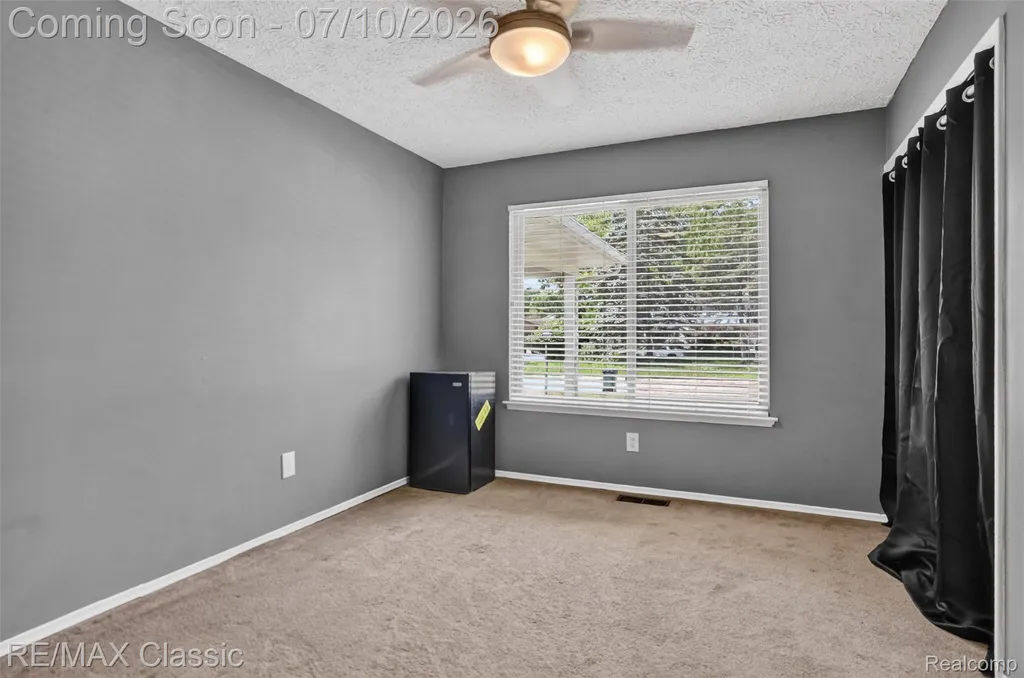 748 Randall Drive Troy City MI 48085