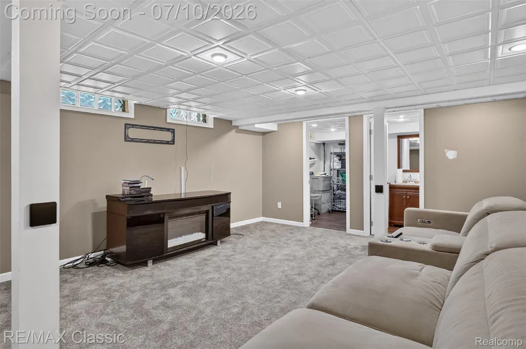 748 Randall Drive Troy City MI 48085