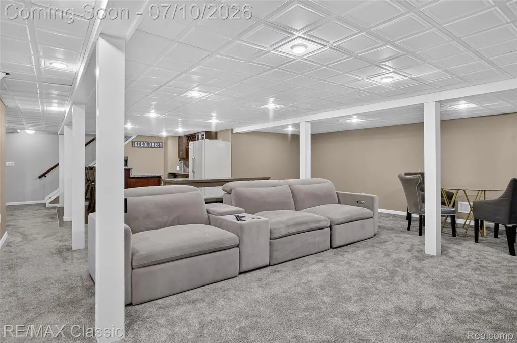 748 Randall Drive Troy City MI 48085