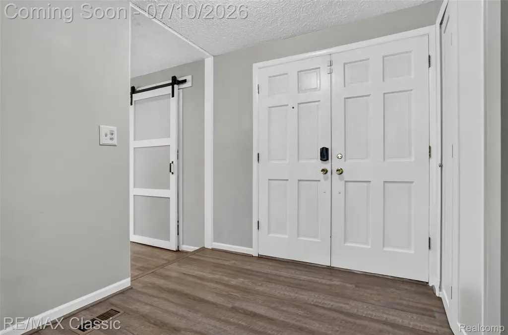 748 Randall Drive Troy City MI 48085