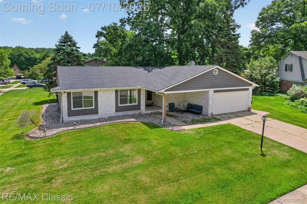 748 Randall Drive Troy City MI 48085