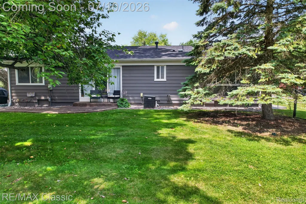 748 Randall Drive Troy City MI 48085