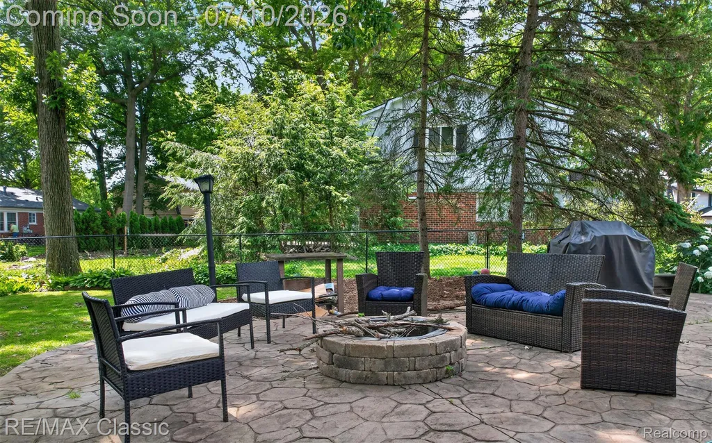 748 Randall Drive Troy City MI 48085