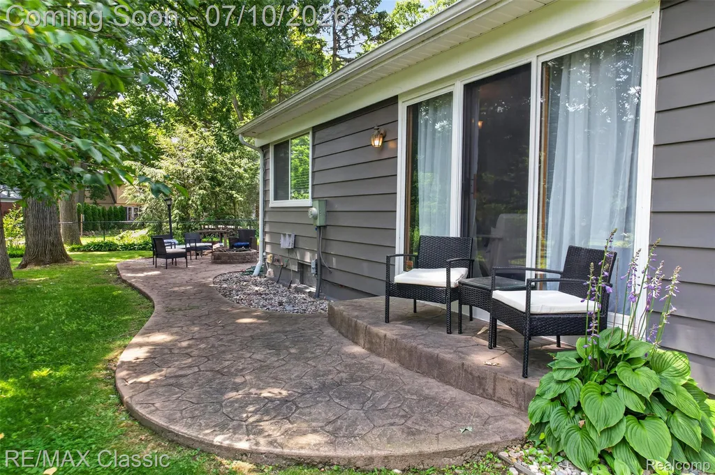 748 Randall Drive Troy City MI 48085