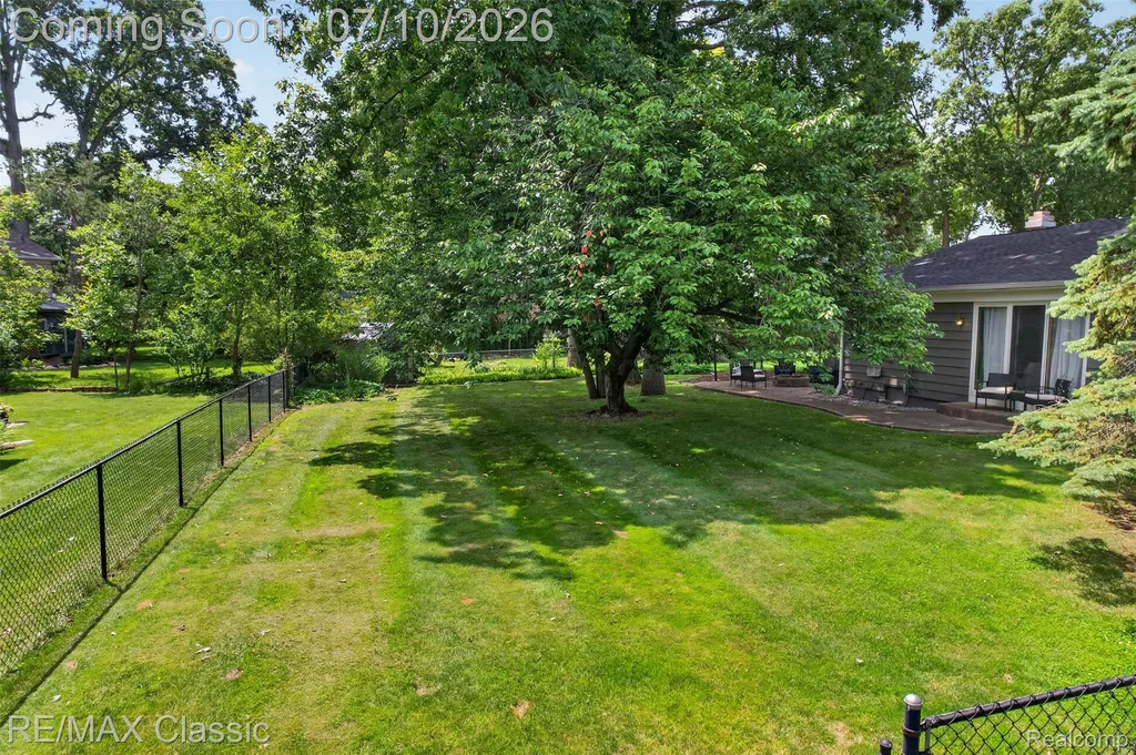 748 Randall Drive Troy City MI 48085