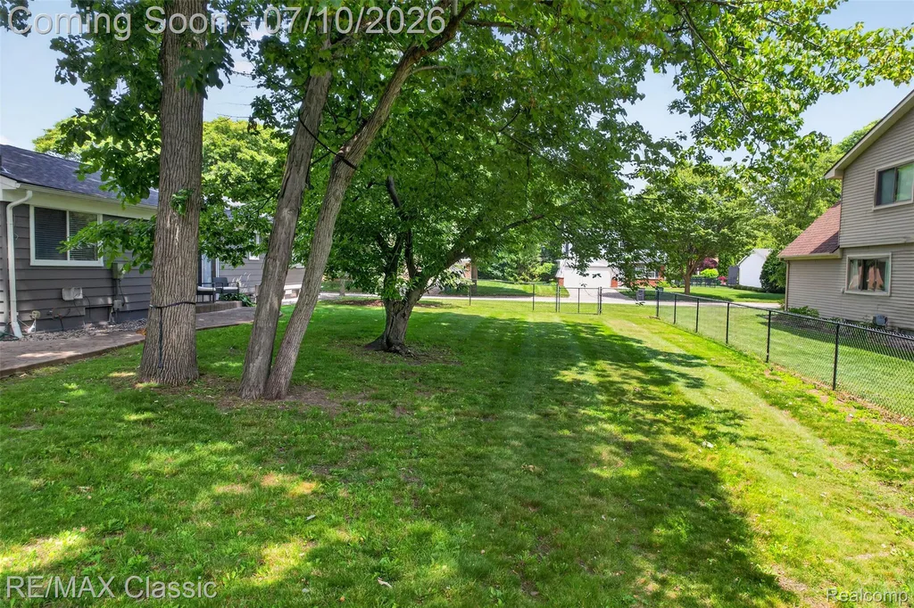 748 Randall Drive Troy City MI 48085