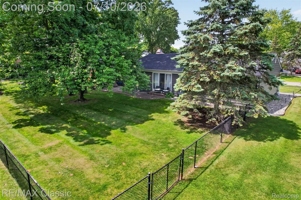 748 Randall Drive Troy City MI 48085