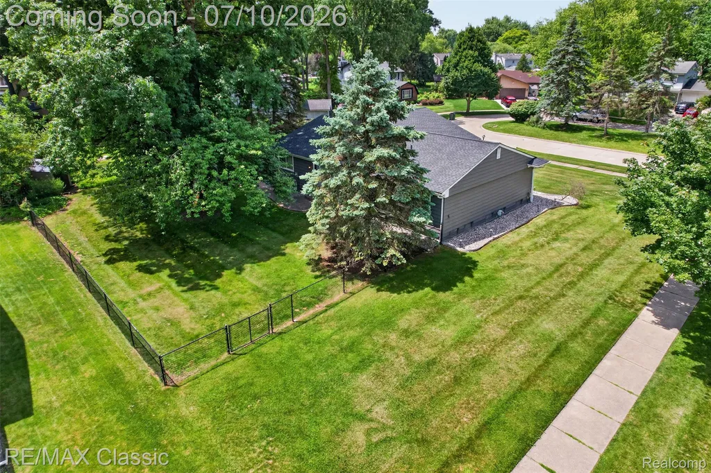 748 Randall Drive Troy City MI 48085