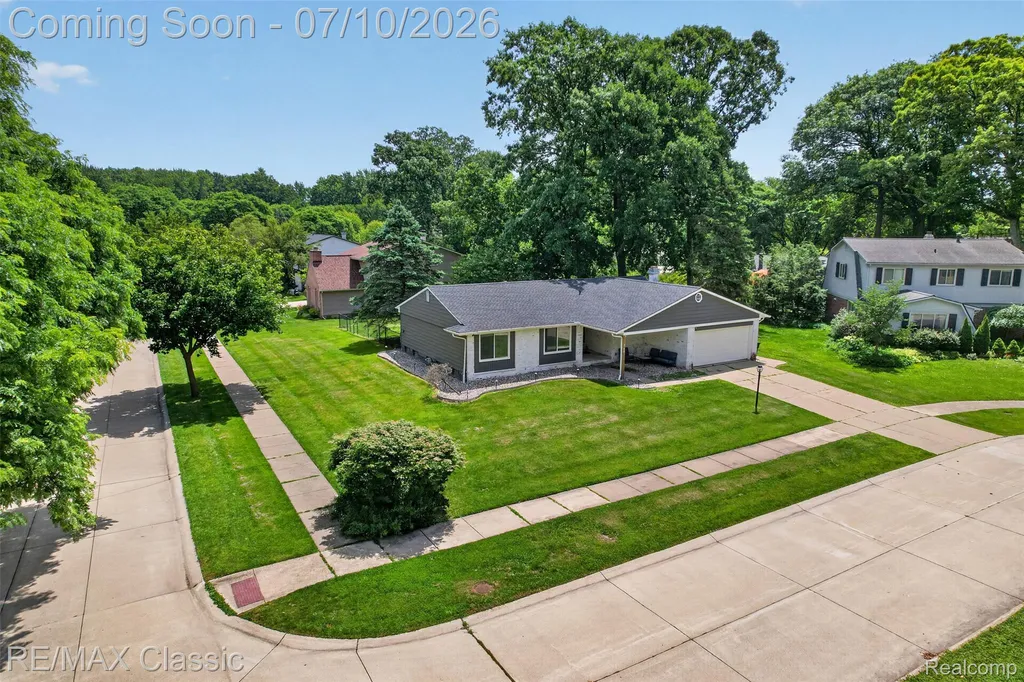 748 Randall Drive Troy City MI 48085