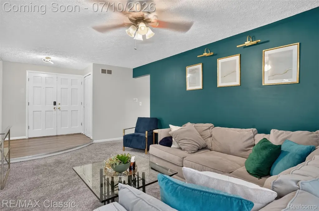 748 Randall Drive Troy City MI 48085