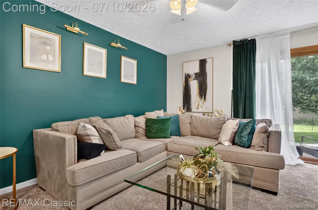 748 Randall Drive Troy City MI 48085