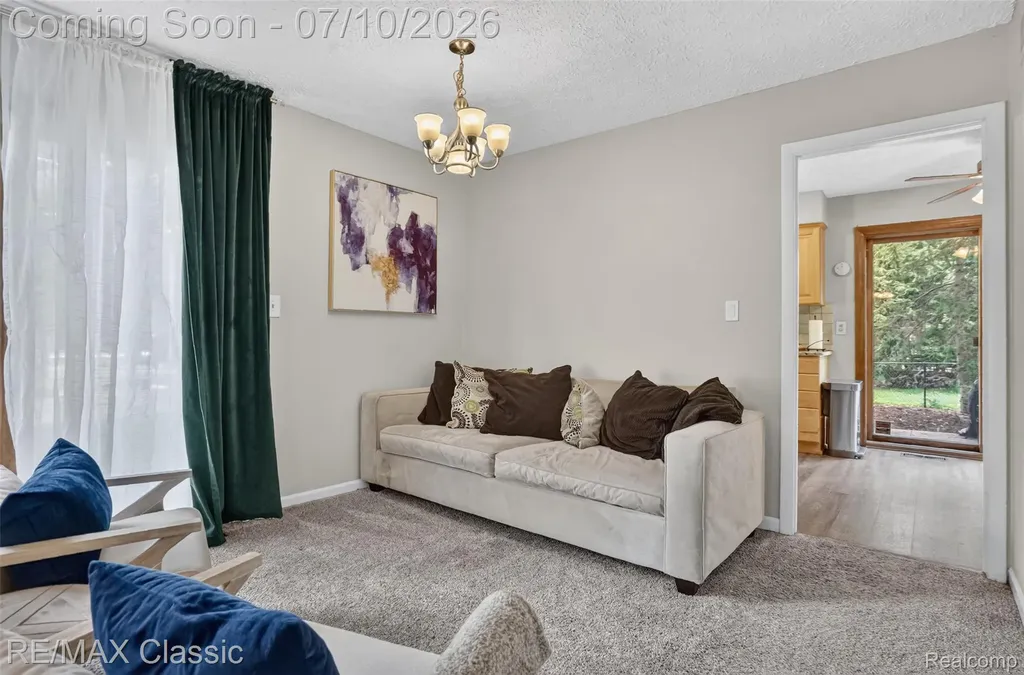 748 Randall Drive Troy City MI 48085