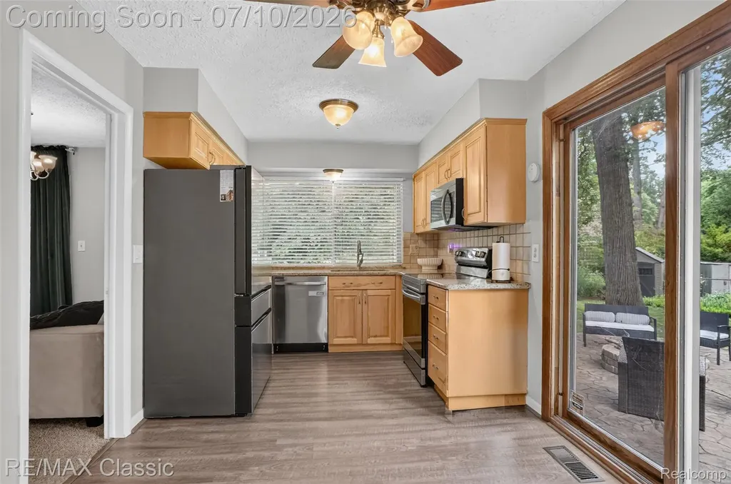 748 Randall Drive Troy City MI 48085