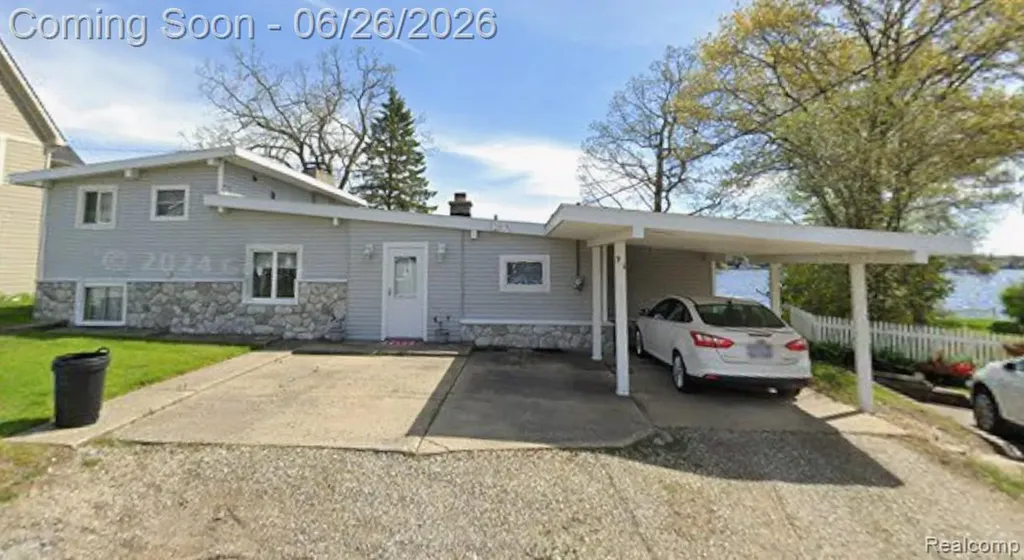 91 Crescent Avenue Lake Orion Village MI 48362