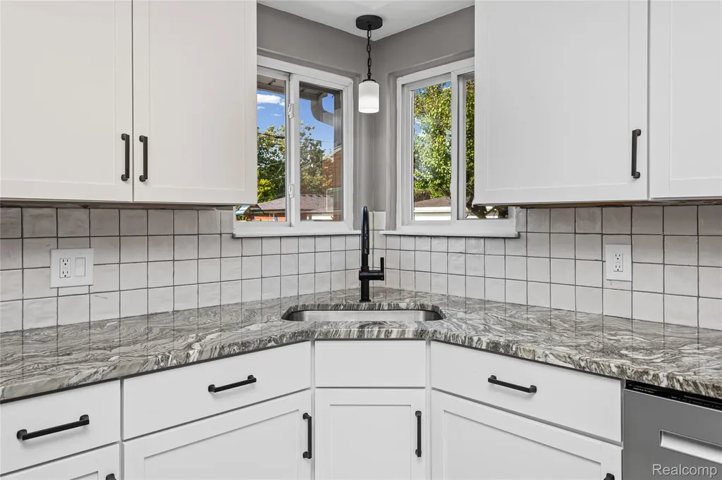 5201 Arden Avenue Warren City MI 48092