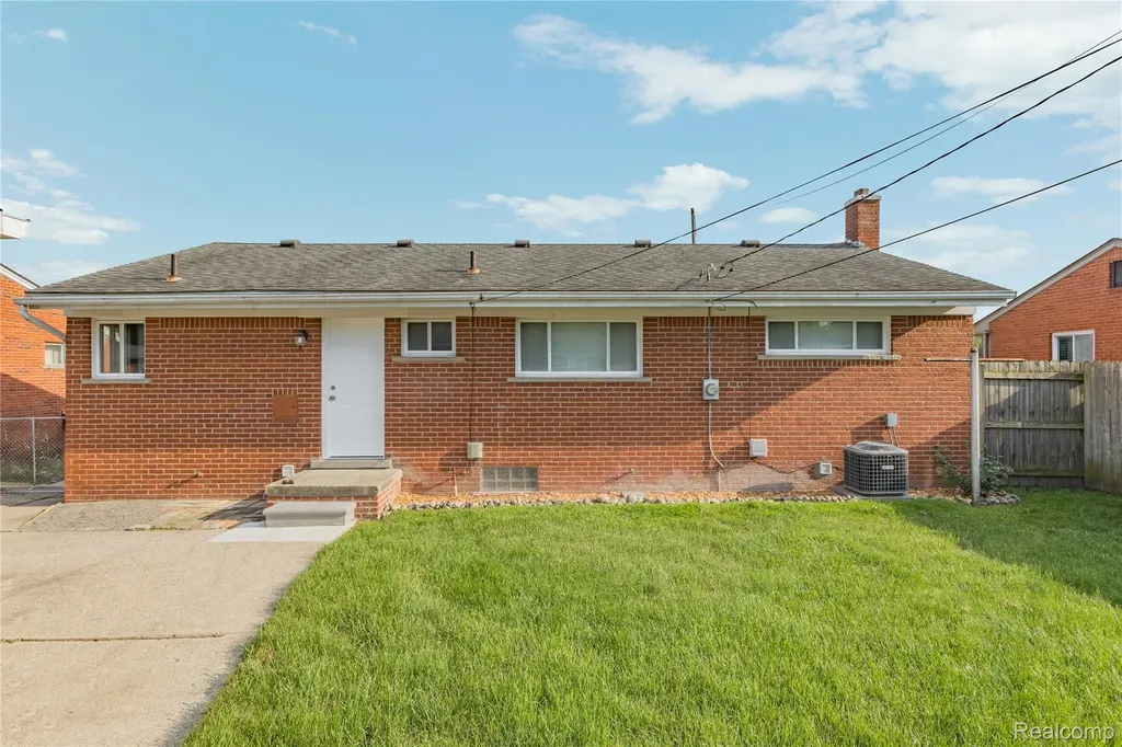 5201 Arden Avenue Warren City MI 48092