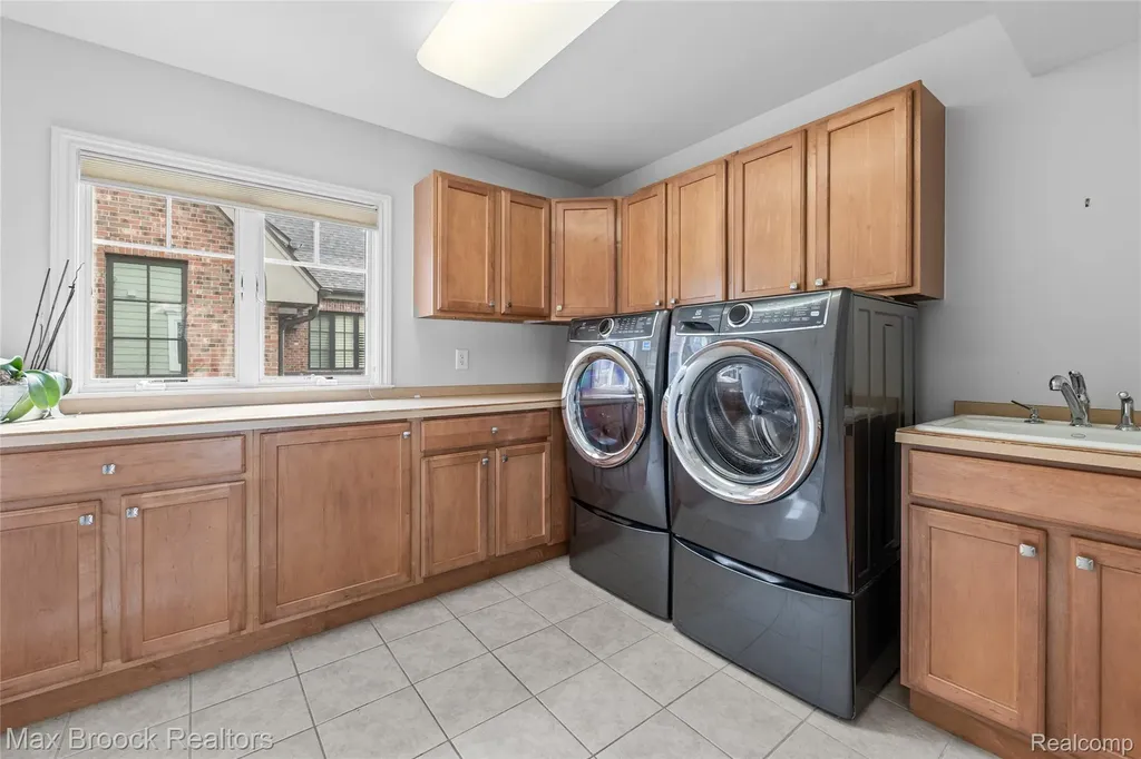 570 Pierce Street Birmingham City MI 48009