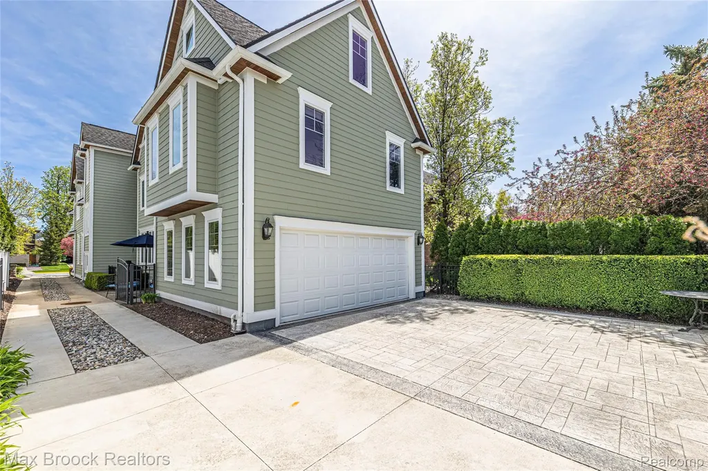 570 Pierce Street Birmingham City MI 48009