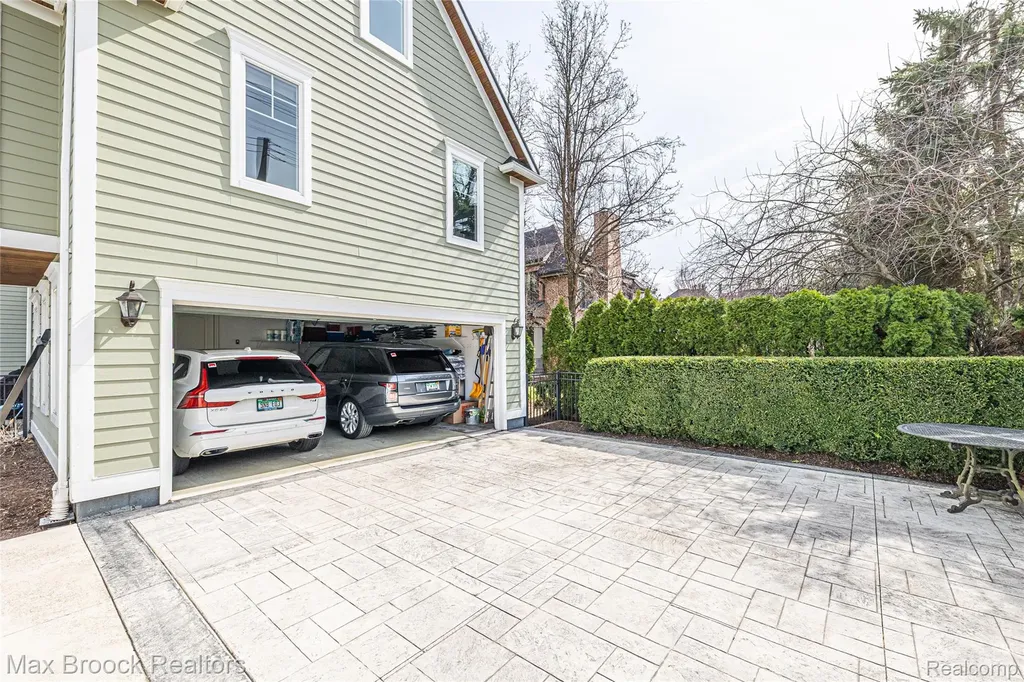 570 Pierce Street Birmingham City MI 48009