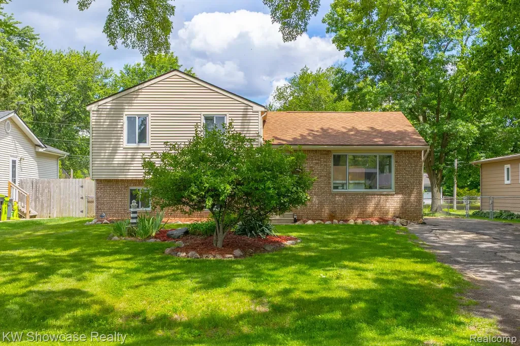 3412 W Clarice Avenue Highland Charter Township MI 48356
