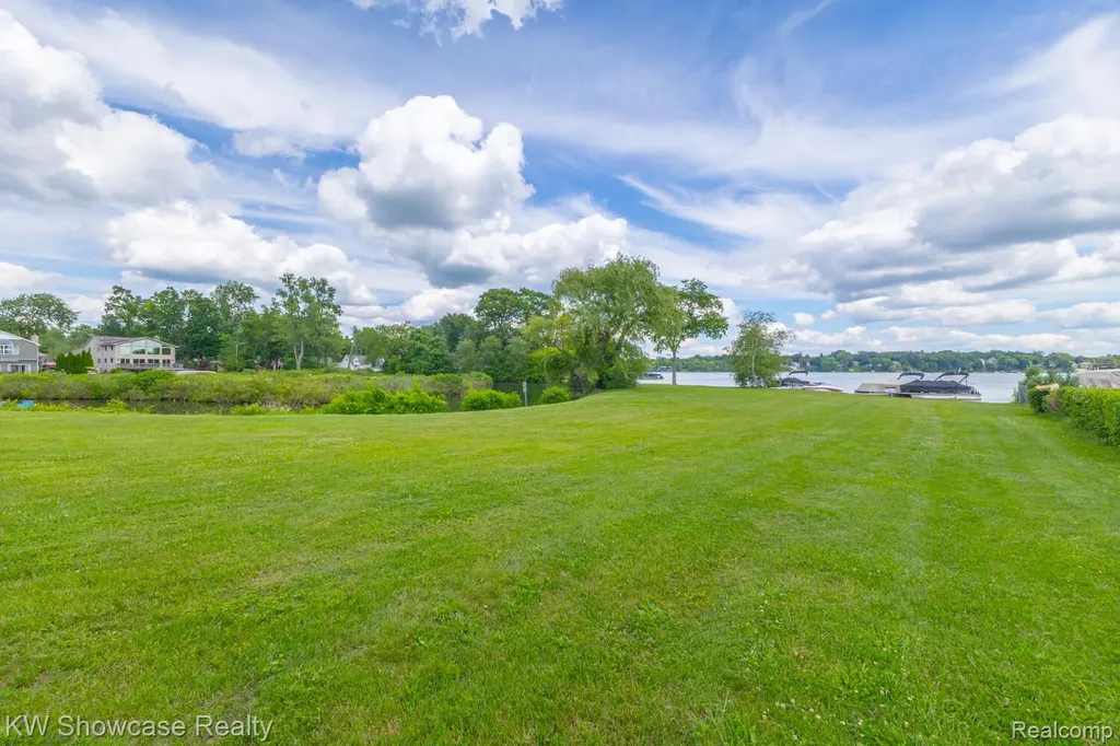 3412 W Clarice Avenue Highland Charter Township MI 48356
