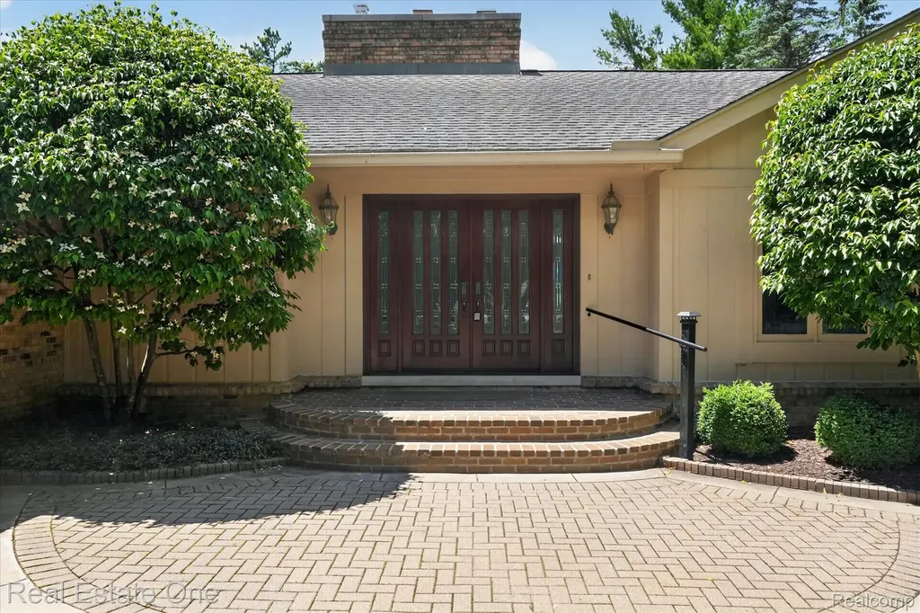 5161 Ledgewood Drive Commerce Charter Township MI 48382