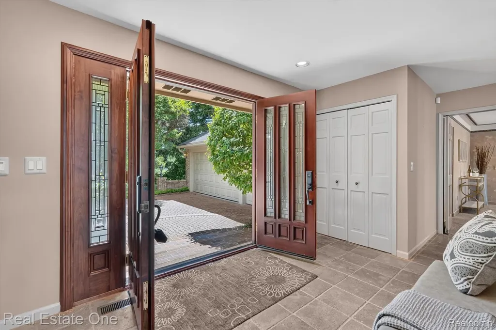 5161 Ledgewood Drive Commerce Charter Township MI 48382