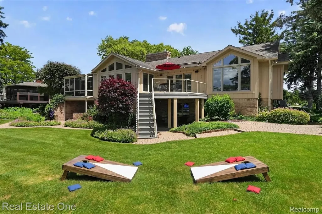 5161 Ledgewood Drive Commerce Charter Township MI 48382
