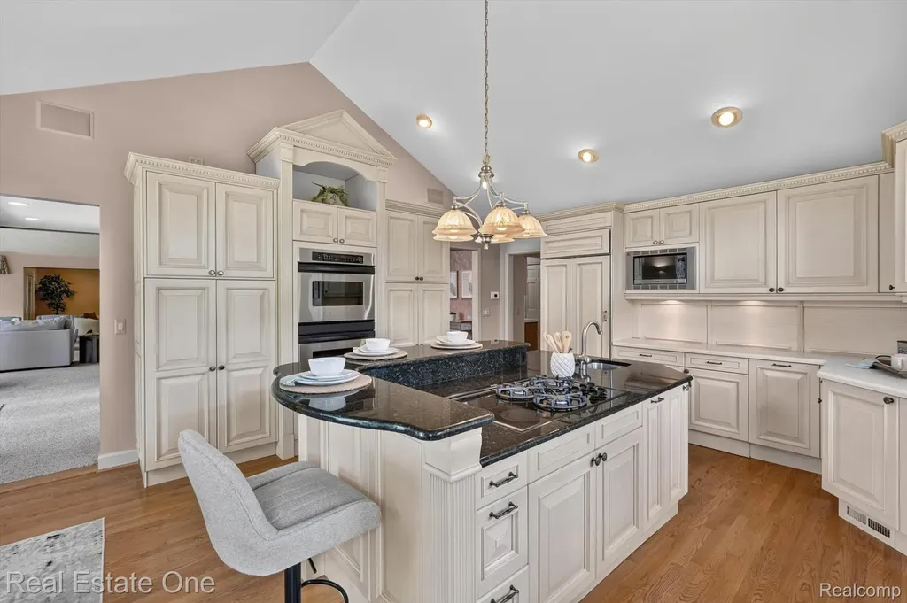 5161 Ledgewood Drive Commerce Charter Township MI 48382