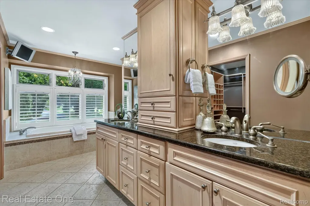 5161 Ledgewood Drive Commerce Charter Township MI 48382