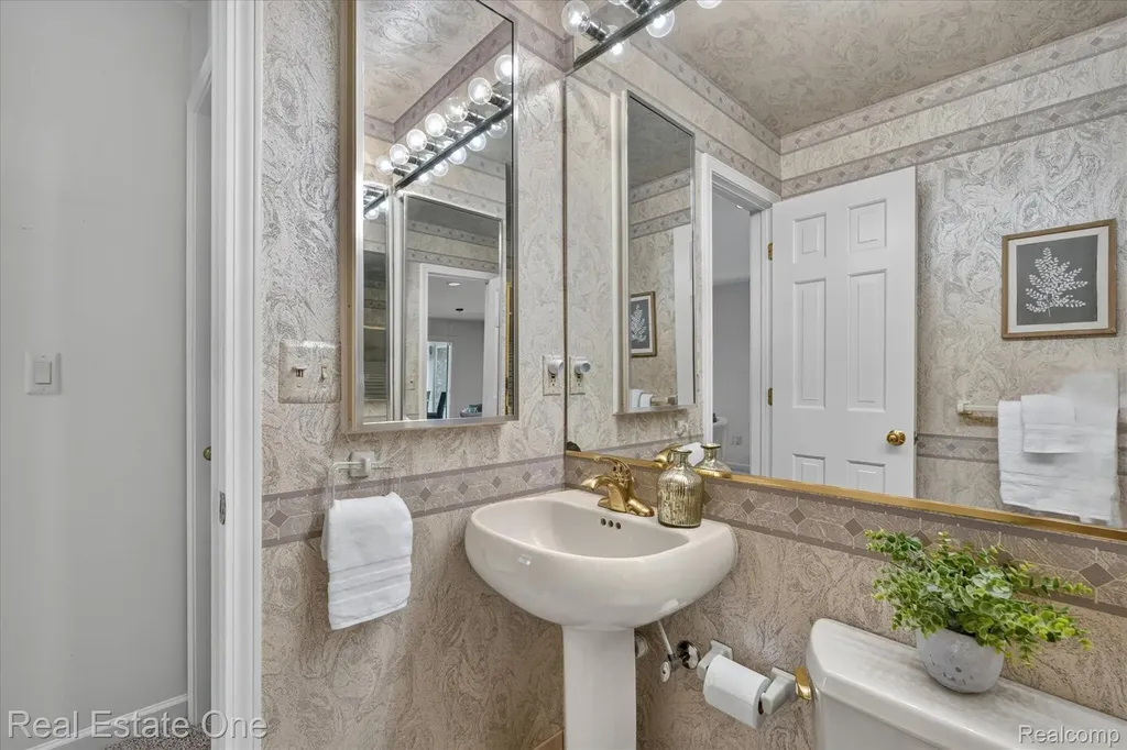 5161 Ledgewood Drive Commerce Charter Township MI 48382