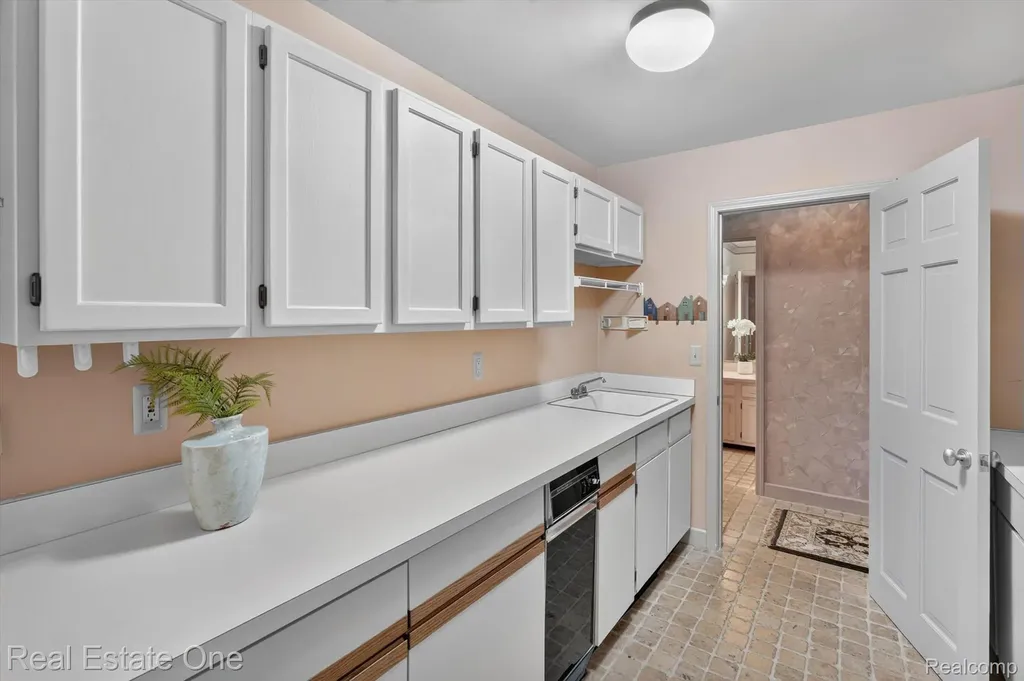 5161 Ledgewood Drive Commerce Charter Township MI 48382