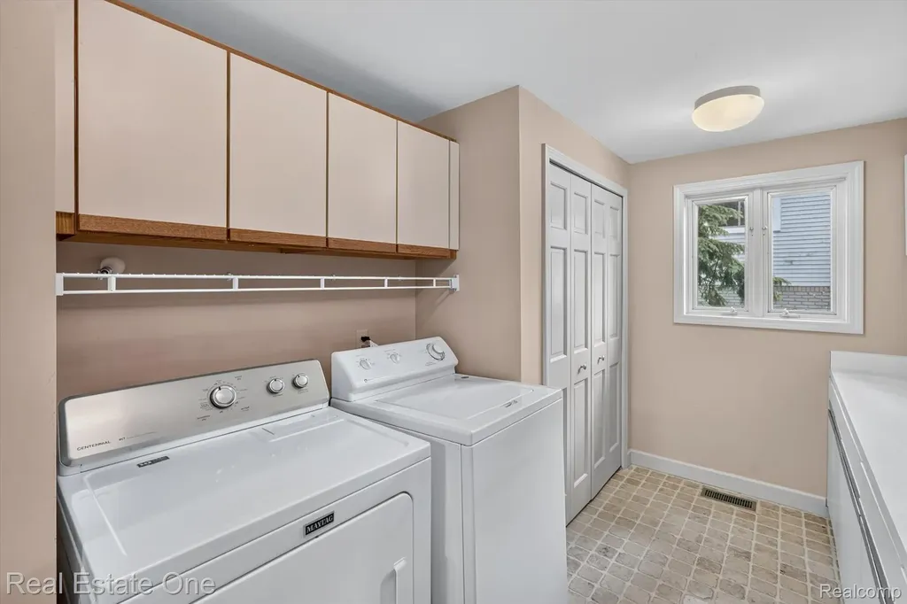 5161 Ledgewood Drive Commerce Charter Township MI 48382