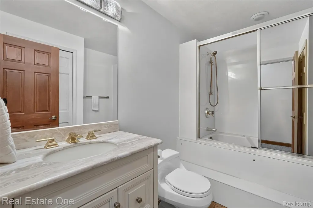 5161 Ledgewood Drive Commerce Charter Township MI 48382